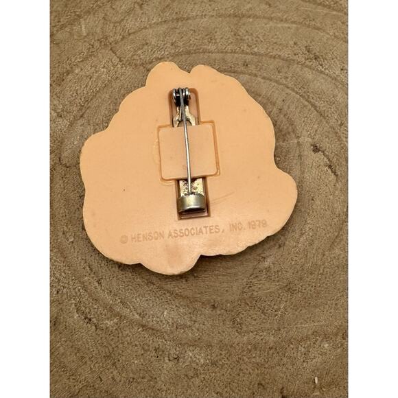 Vintage Miss Piggy Muppets Pin Brooch Henson Associates 1979 2" x 2" Inches - Picture 2 of 4